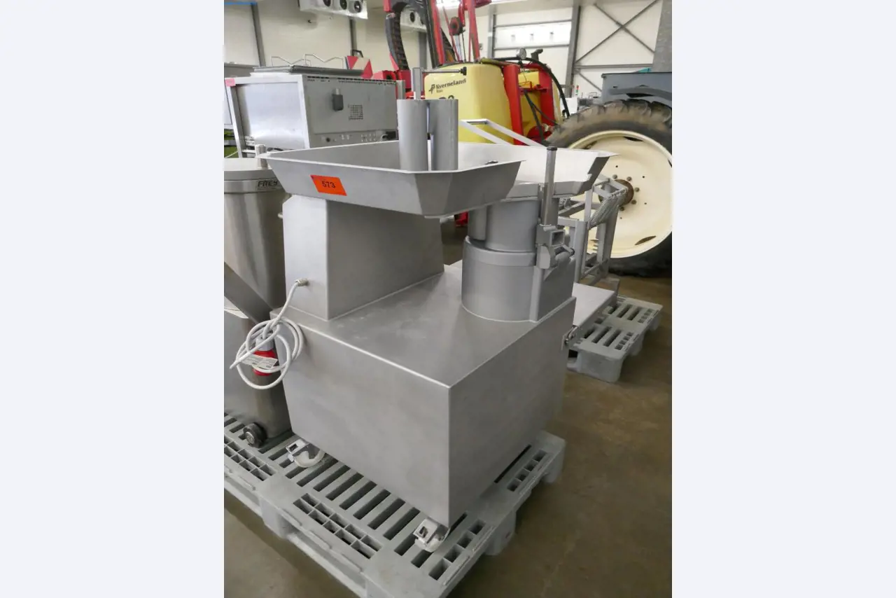 Máquinas e equipamentos técnicos do sector agroalimentar em bom estado de conservação-3