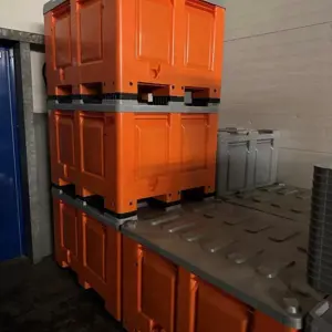 9 Plastic pallet boxes