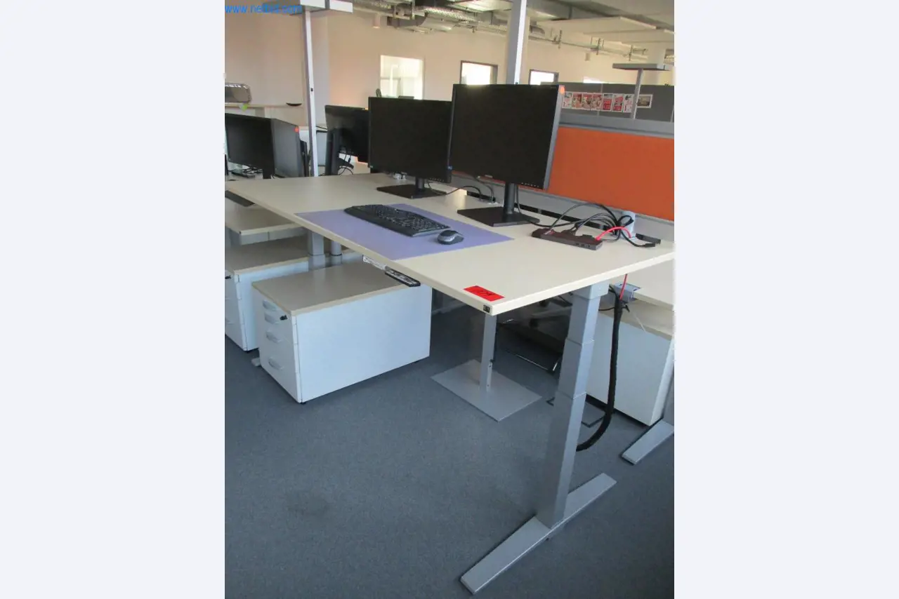 Mobiliário de escritório bem conservado, equipamento informático e óculos 3D (MS Hololens 2)-1