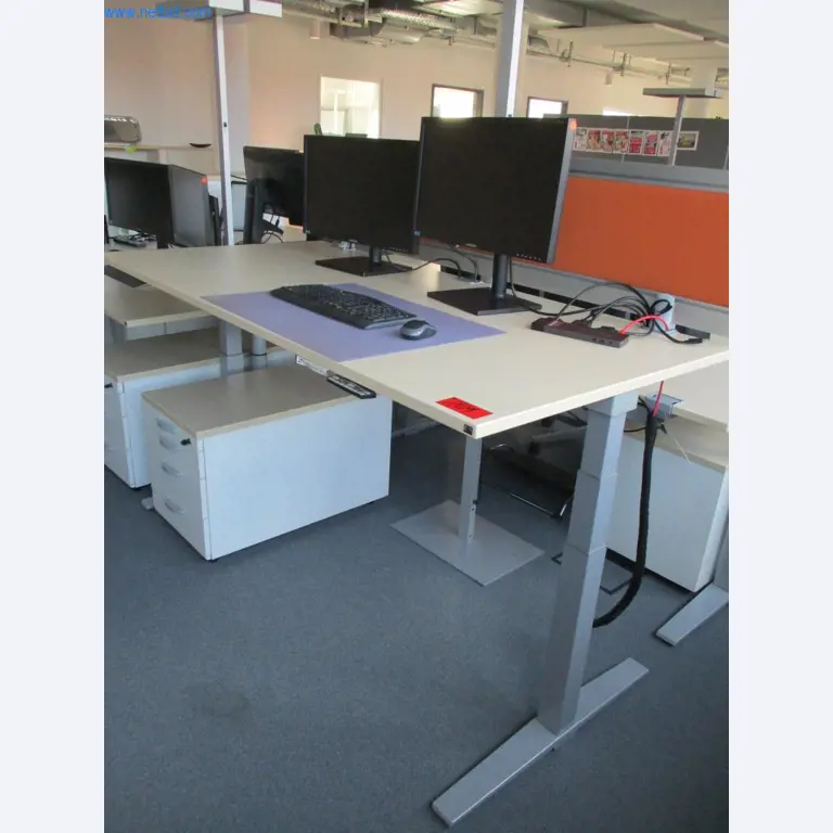 Mobiliário de escritório bem conservado, equipamento informático e óculos 3D (MS Hololens 2)-1