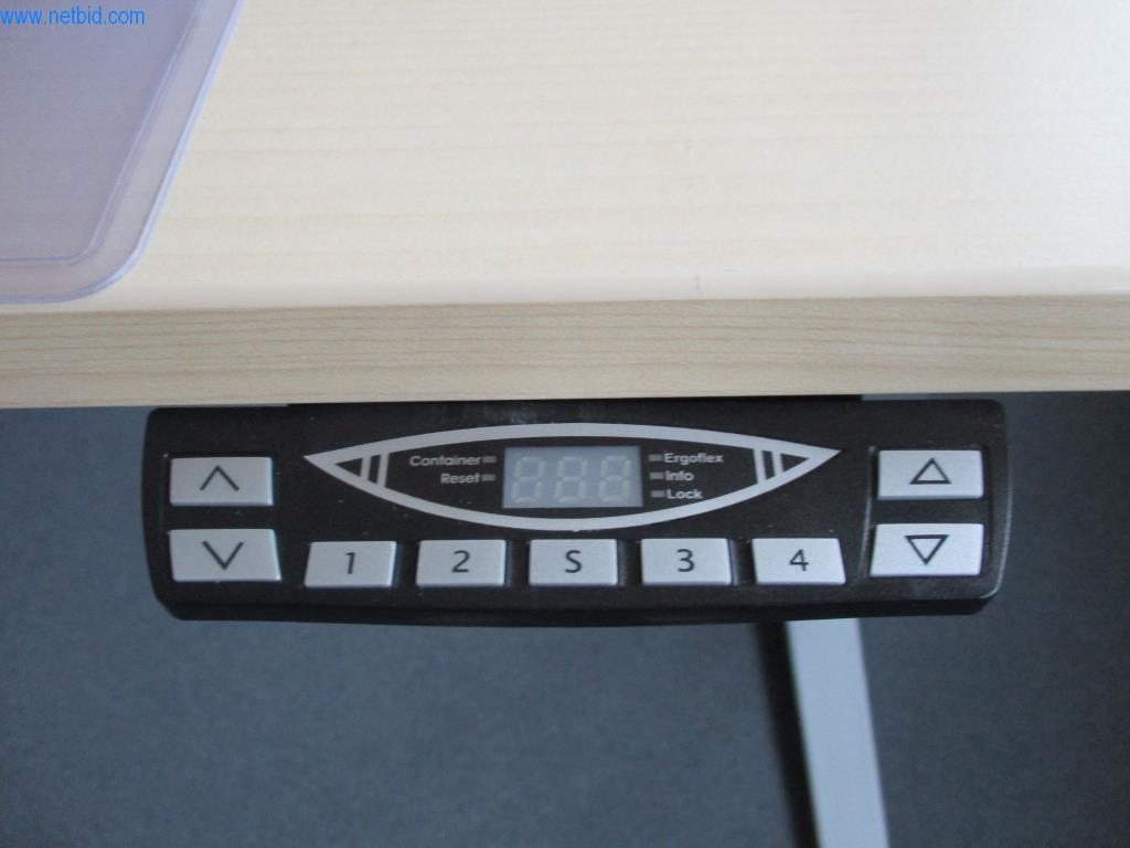 Dobře udržovaný kancelářský nábytek, IT vybavení a 3D brýle (MS Hololens 2)-2