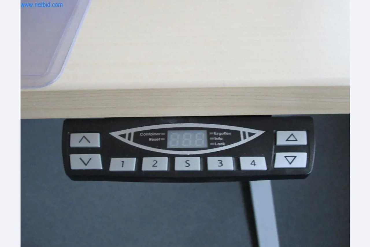 Mobiliário de escritório bem conservado, equipamento informático e óculos 3D (MS Hololens 2)-2