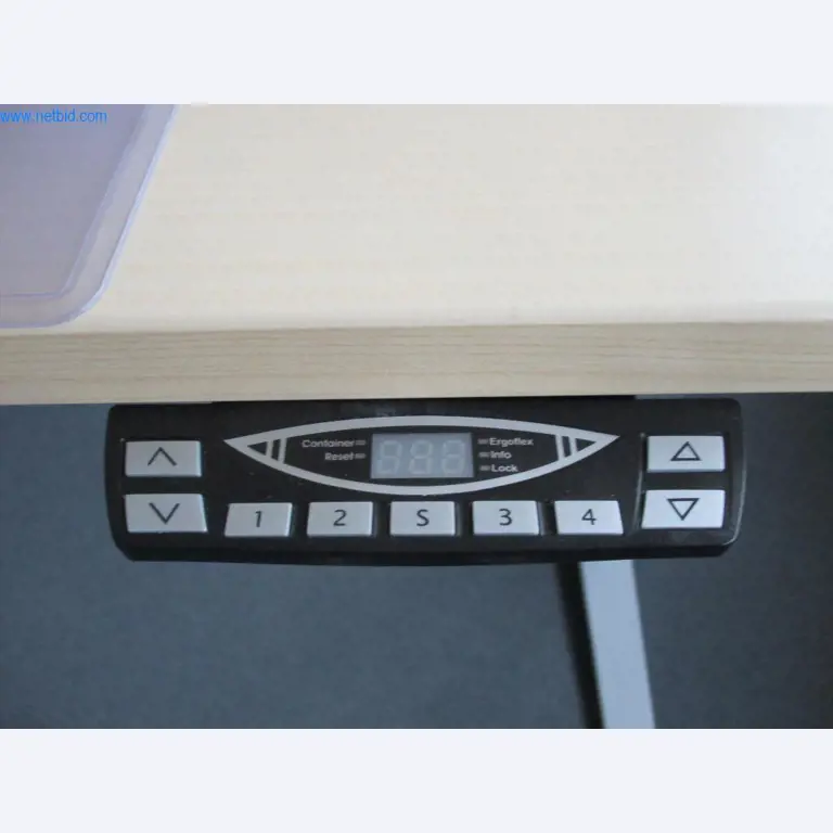 Mobiliário de escritório bem conservado, equipamento informático e óculos 3D (MS Hololens 2)-2