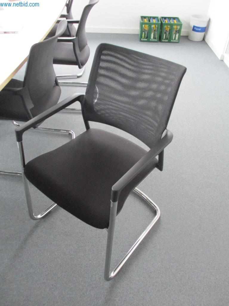 Dobrze utrzymane meble biurowe, sprzęt IT i okulary 3D (MS Hololens 2)-2