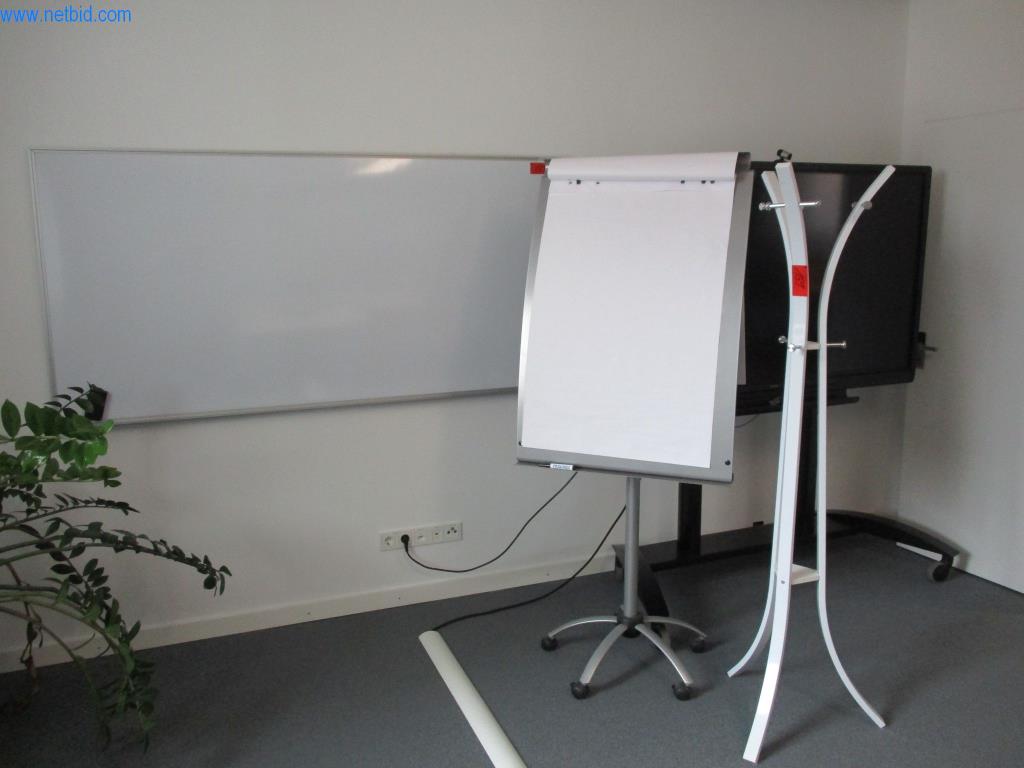 Gepflegte Büromöbel, IT-Ausstattungen und 3D-Brillen (MS Hololens 2) -1