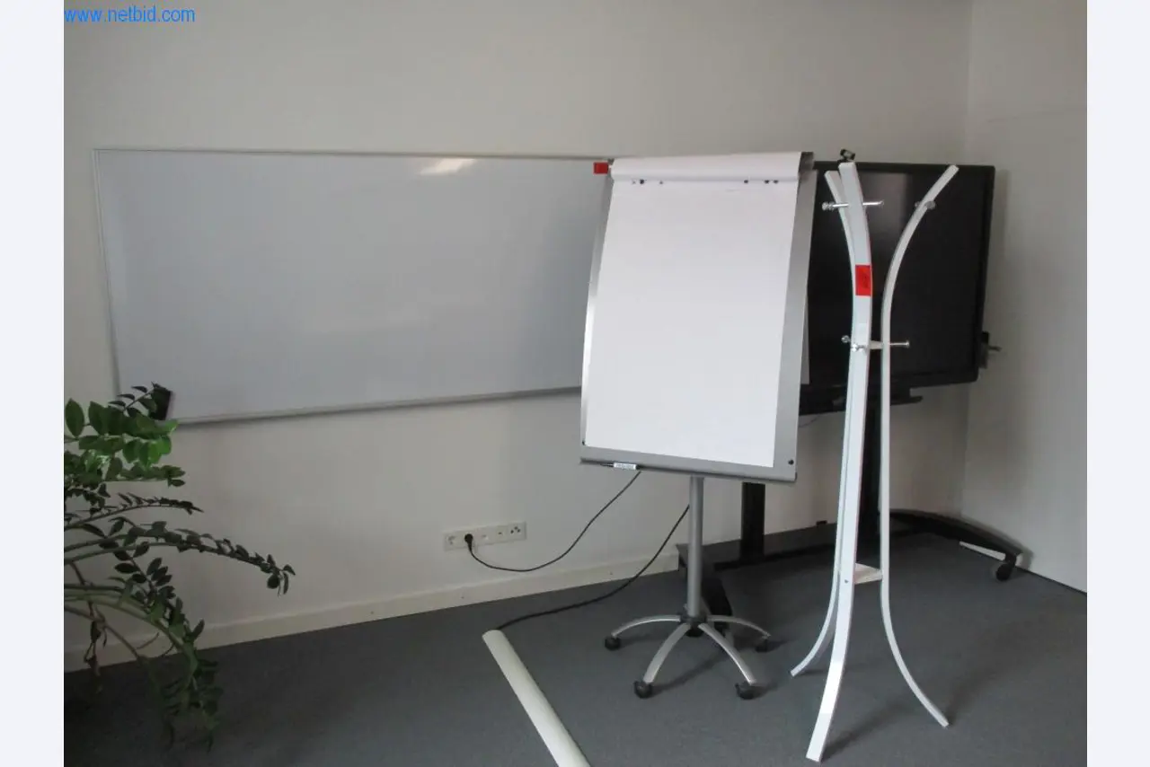 Gepflegte Büromöbel, IT-Ausstattungen und 3D-Brillen (MS Hololens 2) -1