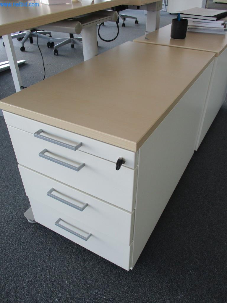 Gepflegte Büromöbel, IT-Ausstattungen und 3D-Brillen (MS Hololens 2) -1