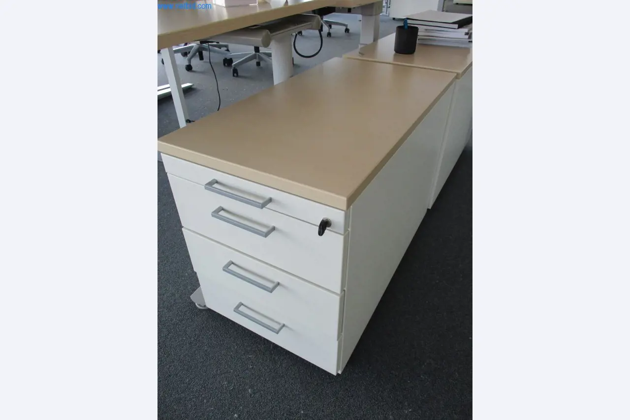 Mobiliário de escritório bem conservado, equipamento informático e óculos 3D (MS Hololens 2)-1