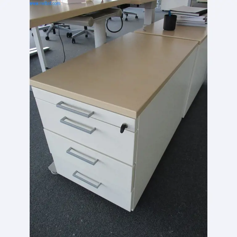 Mobiliário de escritório bem conservado, equipamento informático e óculos 3D (MS Hololens 2)-1