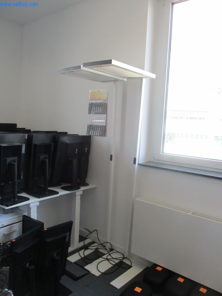 Gepflegte Büromöbel, IT-Ausstattungen und 3D-Brillen (MS Hololens 2) -1