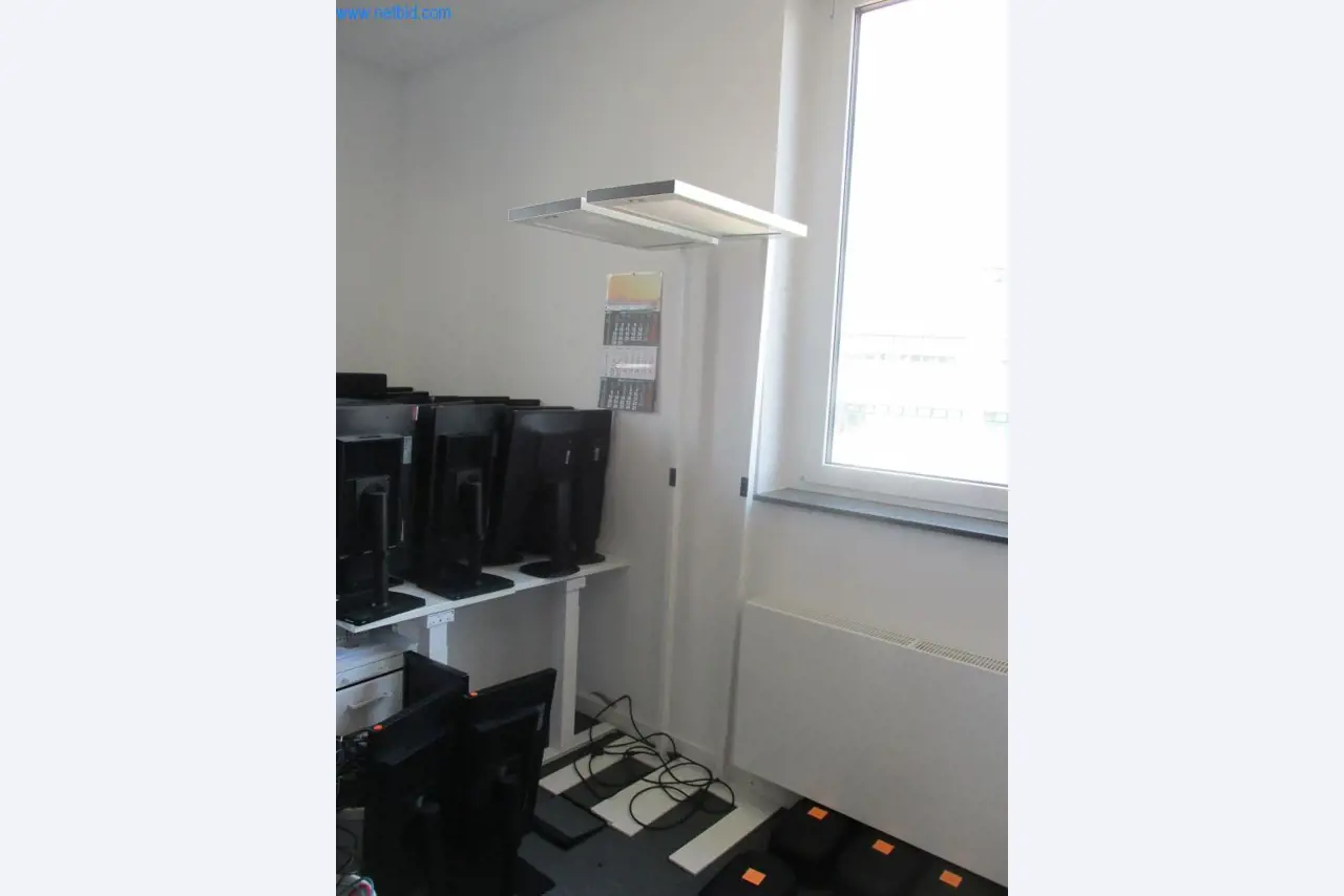 Mobiliário de escritório bem conservado, equipamento informático e óculos 3D (MS Hololens 2)-1