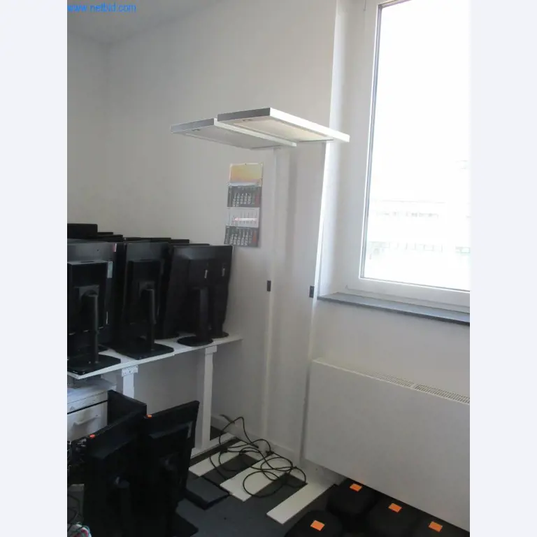 Mobiliário de escritório bem conservado, equipamento informático e óculos 3D (MS Hololens 2)-1