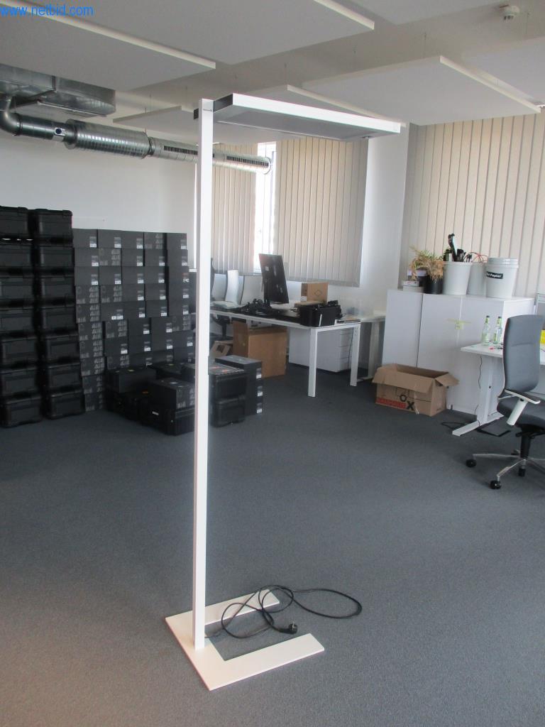 Gepflegte Büromöbel, IT-Ausstattungen und 3D-Brillen (MS Hololens 2) -2