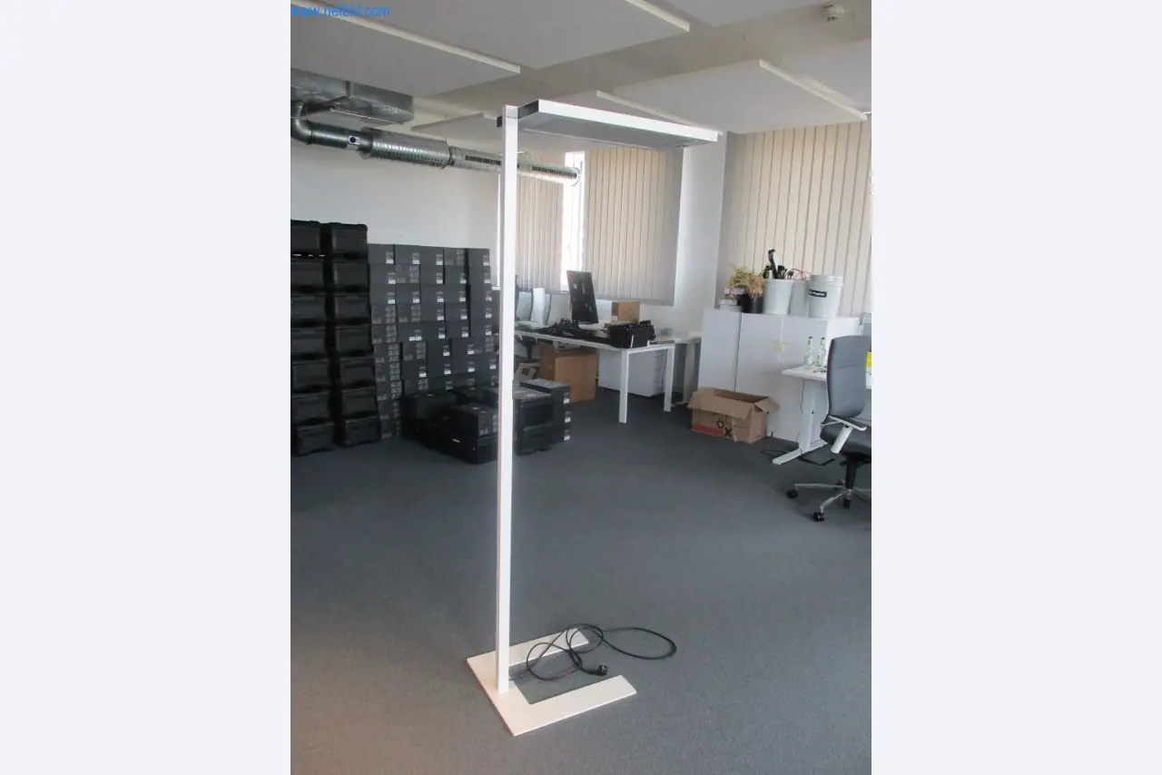 Mobiliário de escritório bem conservado, equipamento informático e óculos 3D (MS Hololens 2)-2