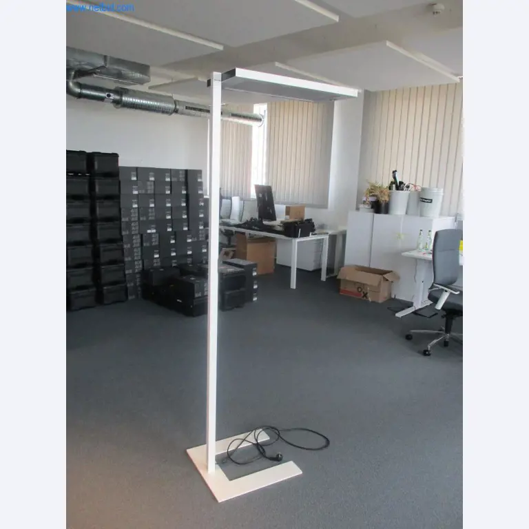 Mobiliário de escritório bem conservado, equipamento informático e óculos 3D (MS Hololens 2)-2