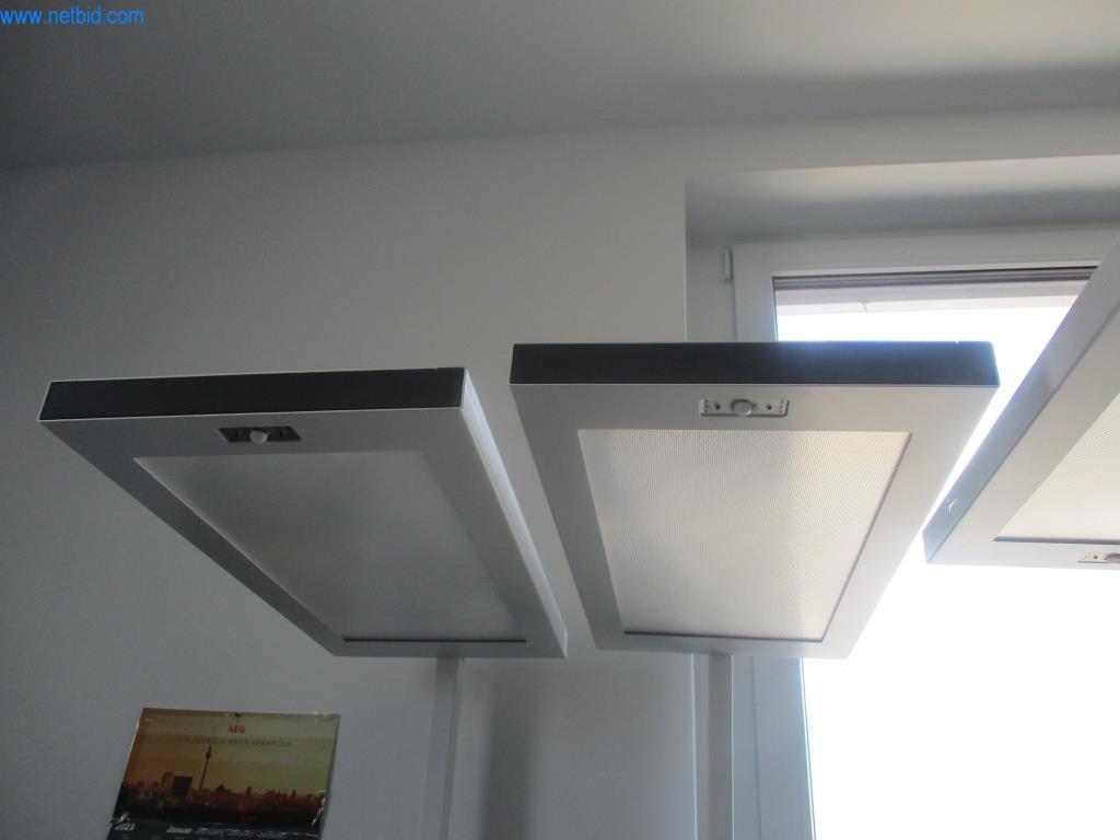 Gepflegte Büromöbel, IT-Ausstattungen und 3D-Brillen (MS Hololens 2) -3