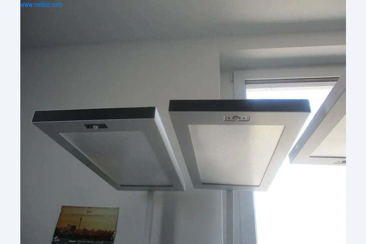 Mobiliário de escritório bem conservado, equipamento informático e óculos 3D (MS Hololens 2)-3