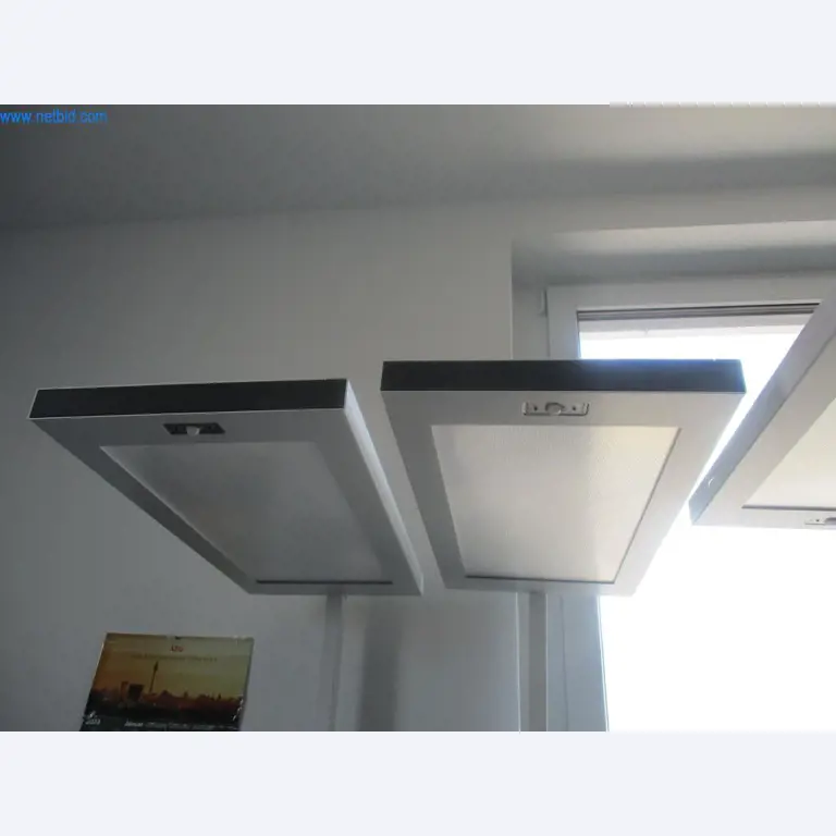 Mobiliário de escritório bem conservado, equipamento informático e óculos 3D (MS Hololens 2)-3