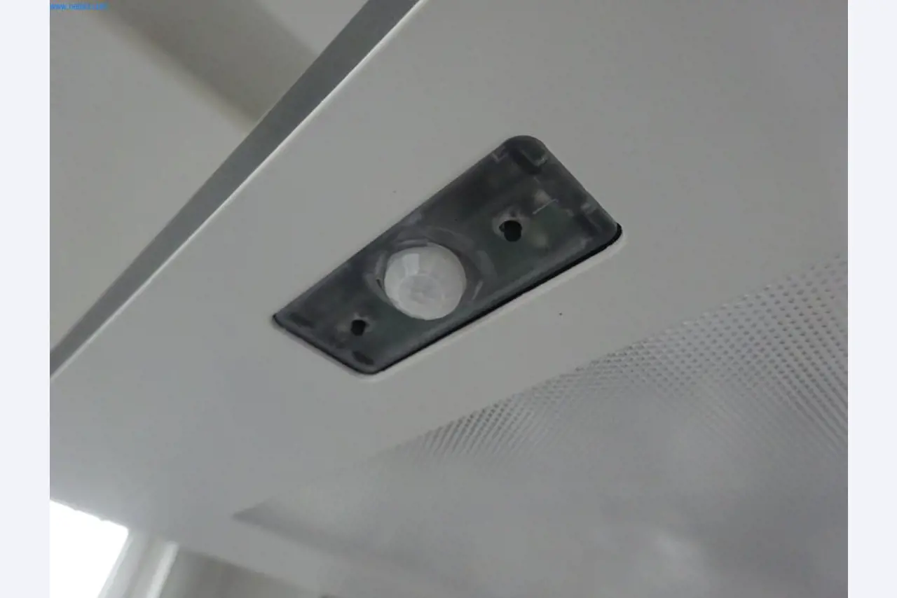 Mobiliário de escritório bem conservado, equipamento informático e óculos 3D (MS Hololens 2)-4