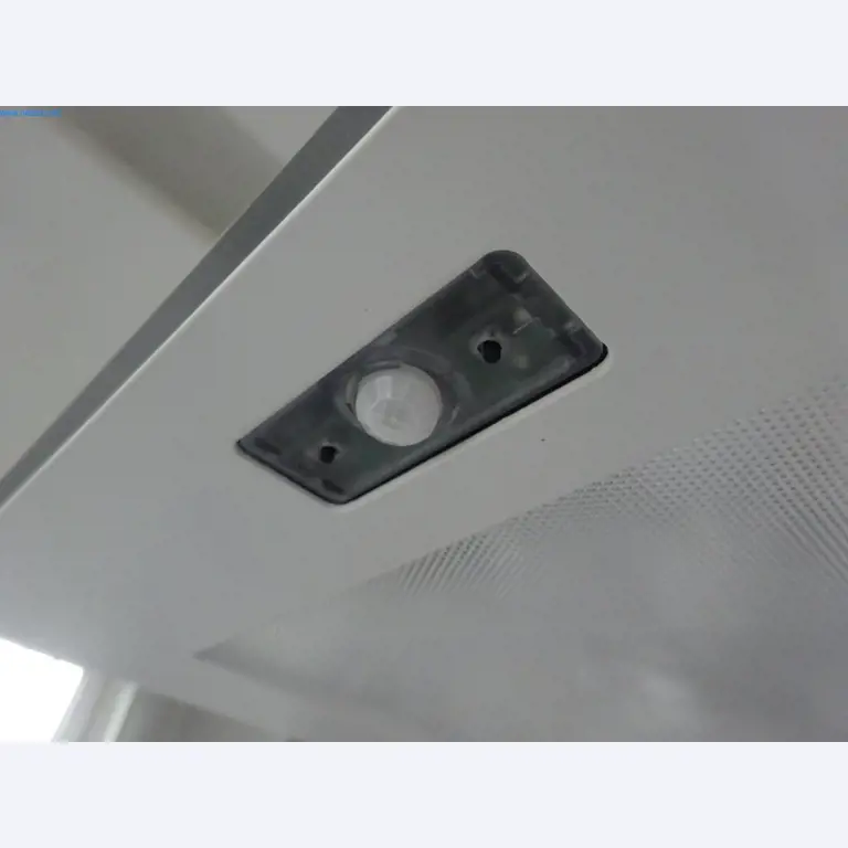 Mobiliário de escritório bem conservado, equipamento informático e óculos 3D (MS Hololens 2)-4