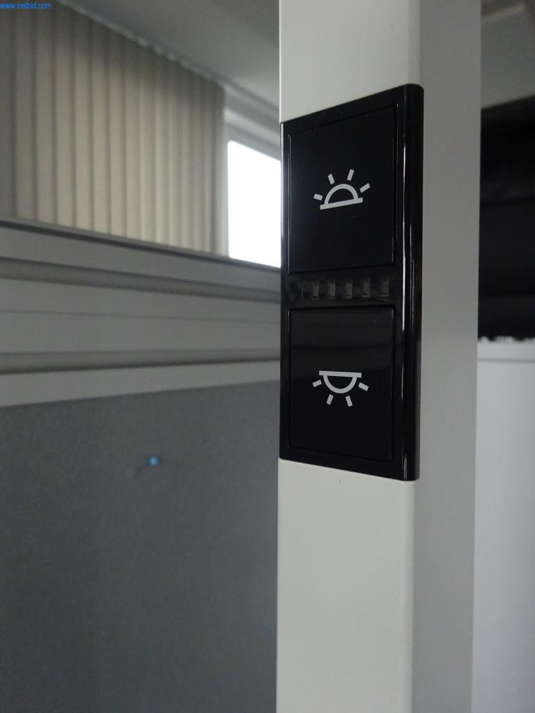 Gepflegte Büromöbel, IT-Ausstattungen und 3D-Brillen (MS Hololens 2) -5