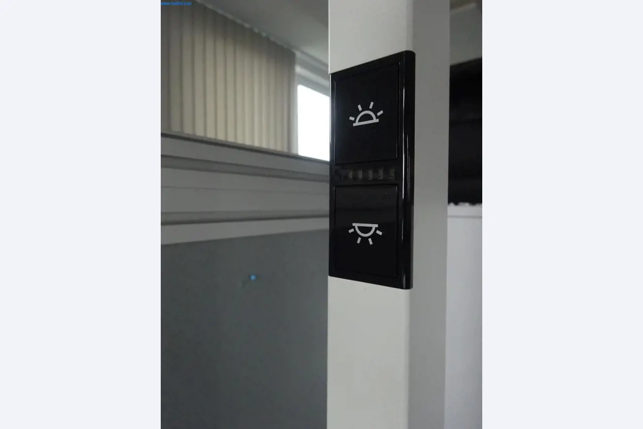 Mobiliário de escritório bem conservado, equipamento informático e óculos 3D (MS Hololens 2)-5