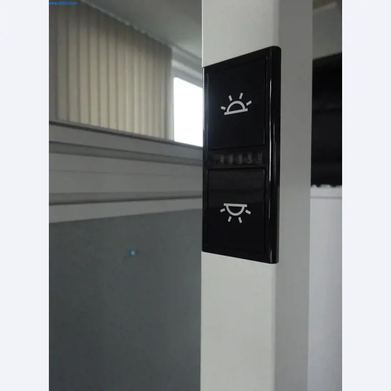 Mobiliário de escritório bem conservado, equipamento informático e óculos 3D (MS Hololens 2)-5