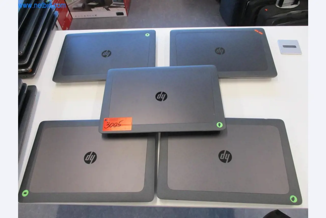 Mobiliário de escritório bem conservado, equipamento informático e óculos 3D (MS Hololens 2)-1