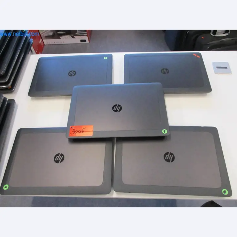 Mobiliário de escritório bem conservado, equipamento informático e óculos 3D (MS Hololens 2)-1