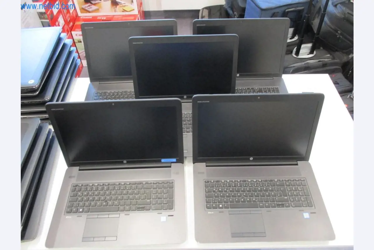 Mobiliário de escritório bem conservado, equipamento informático e óculos 3D (MS Hololens 2)-2