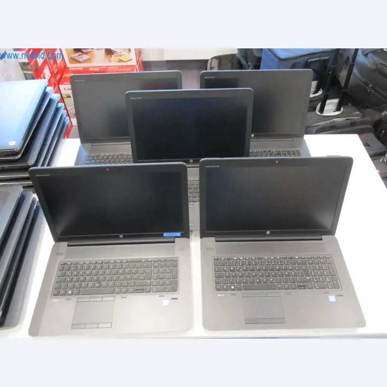 Mobiliário de escritório bem conservado, equipamento informático e óculos 3D (MS Hololens 2)-2