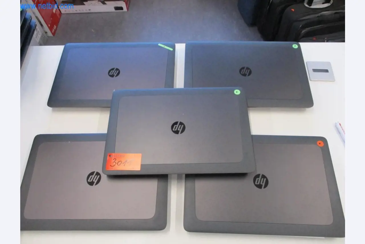 Mobiliário de escritório bem conservado, equipamento informático e óculos 3D (MS Hololens 2)-1