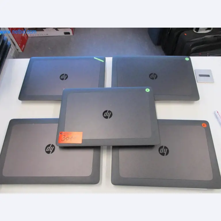 Mobiliário de escritório bem conservado, equipamento informático e óculos 3D (MS Hololens 2)-1