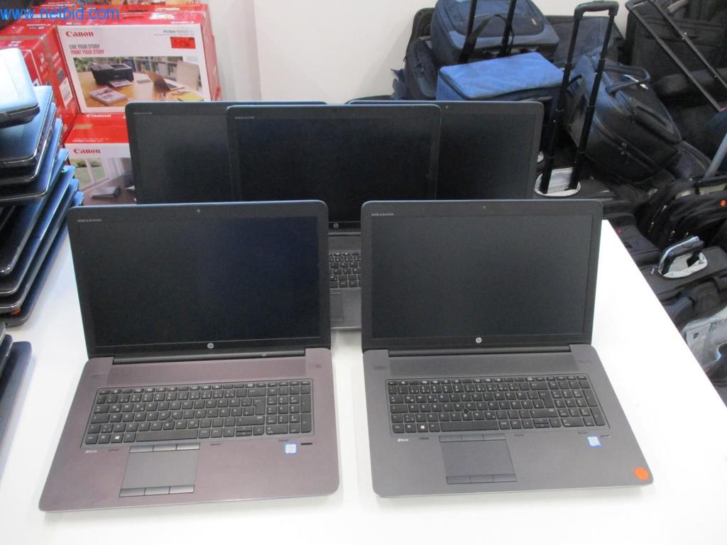 Mobiliario de oficina en buen estado, equipos informáticos y gafas 3D (MS Hololens 2)-2