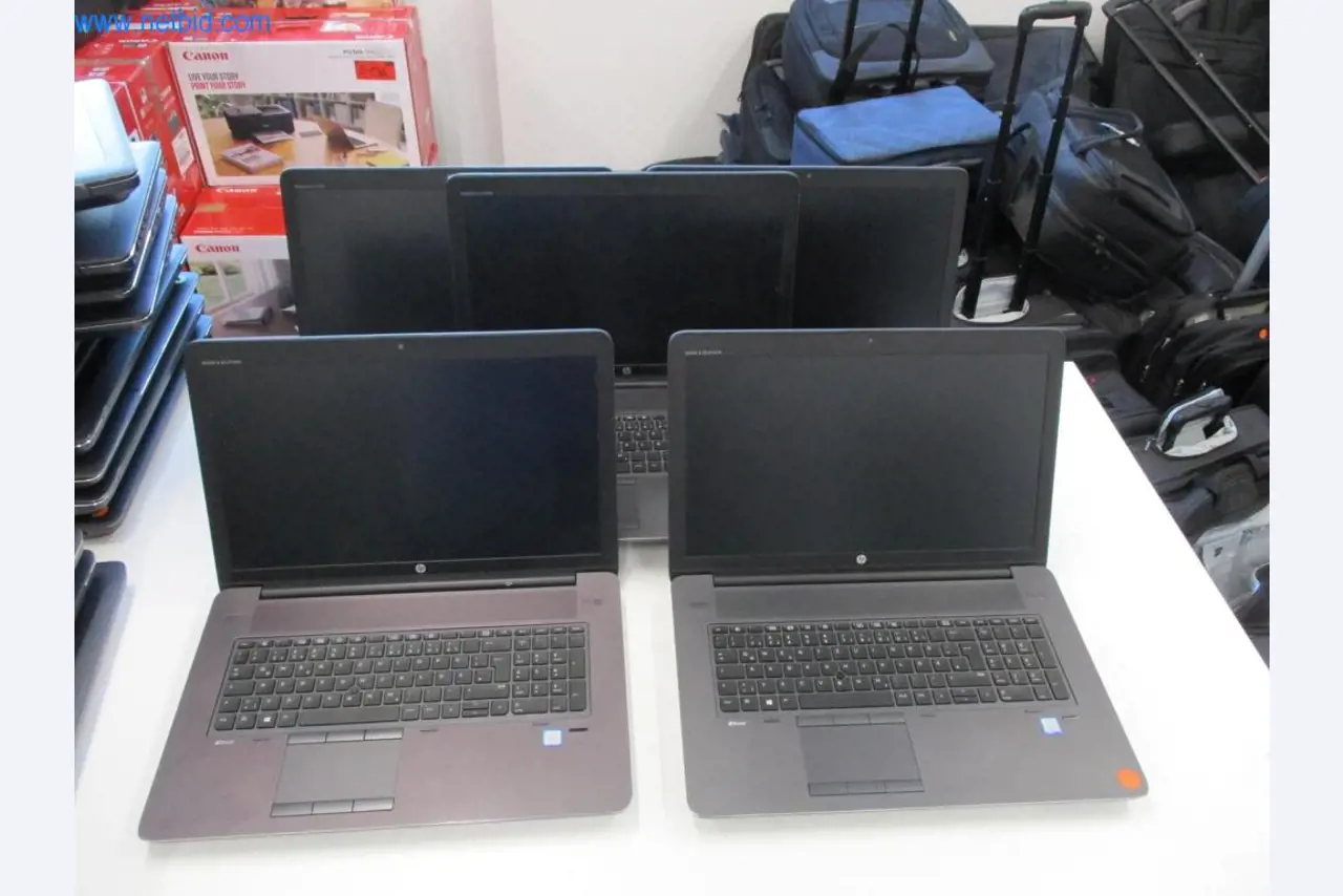 Mobiliário de escritório bem conservado, equipamento informático e óculos 3D (MS Hololens 2)-2