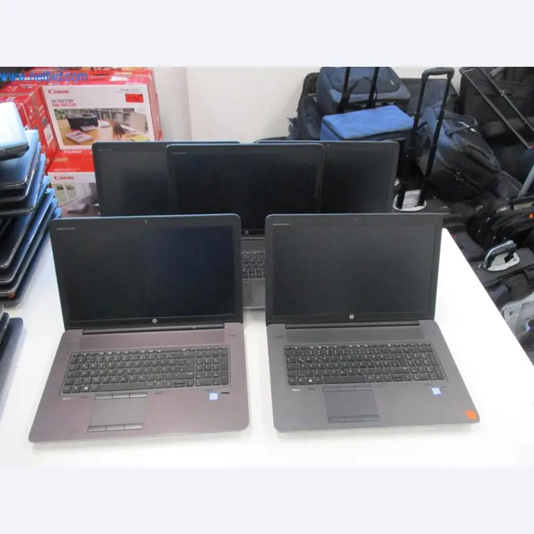 Mobiliário de escritório bem conservado, equipamento informático e óculos 3D (MS Hololens 2)-2