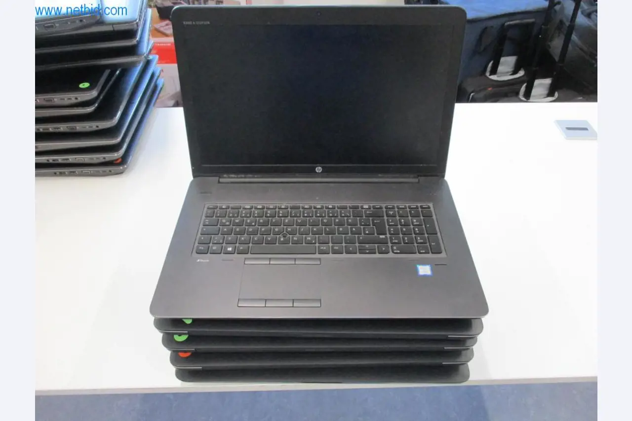 Mobiliário de escritório bem conservado, equipamento informático e óculos 3D (MS Hololens 2)-1