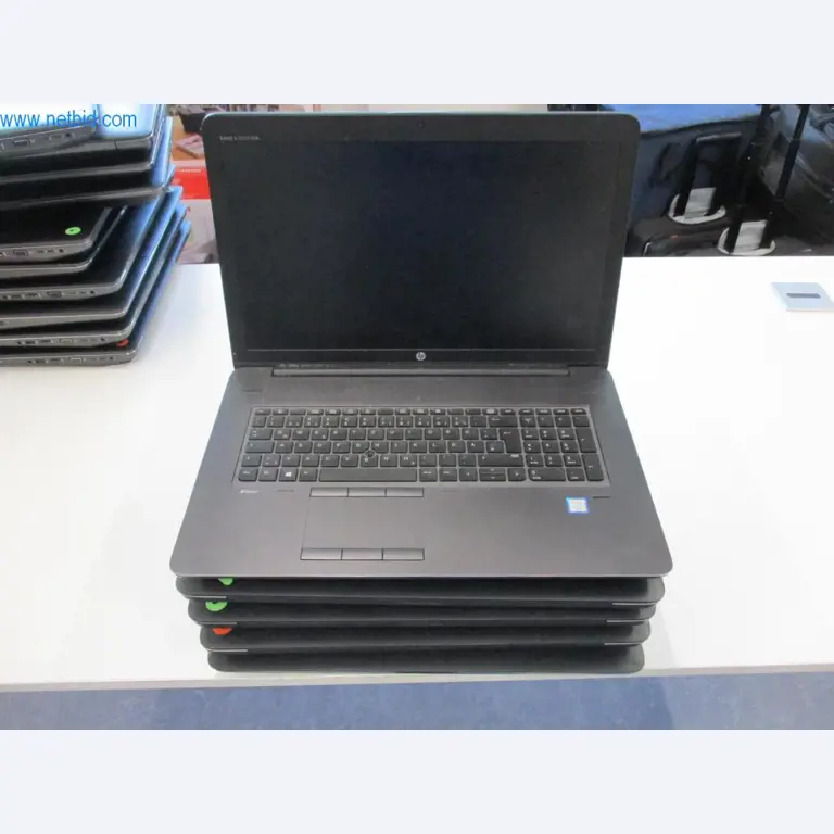 Mobiliário de escritório bem conservado, equipamento informático e óculos 3D (MS Hololens 2)-1