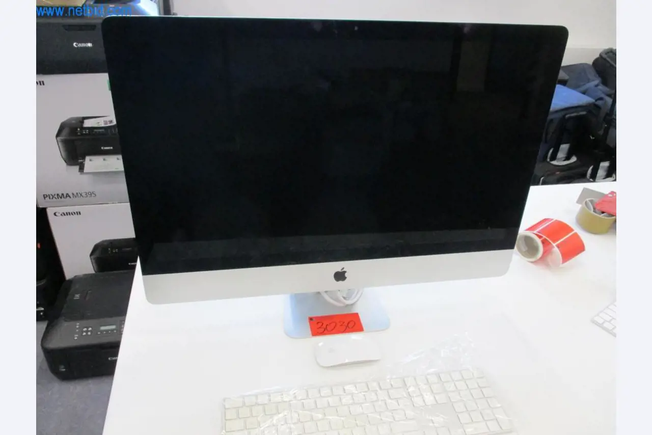 Mobiliário de escritório bem conservado, equipamento informático e óculos 3D (MS Hololens 2)-1