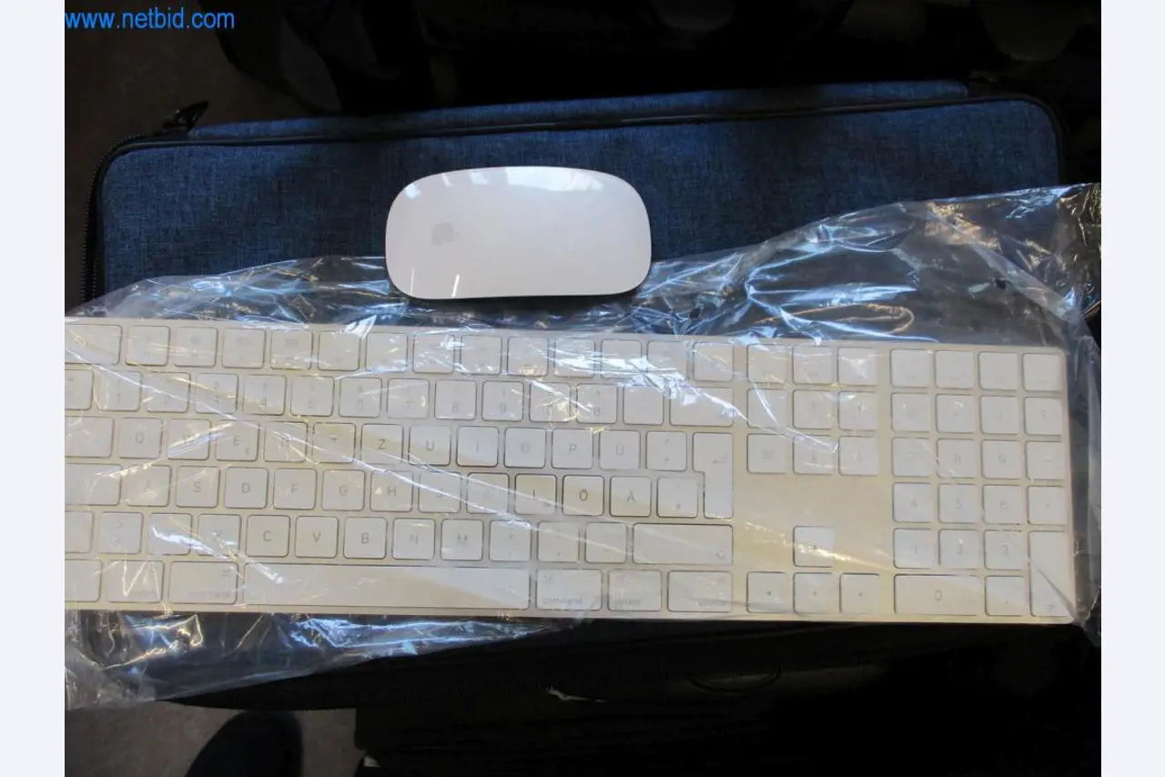 Mobiliário de escritório bem conservado, equipamento informático e óculos 3D (MS Hololens 2)-2