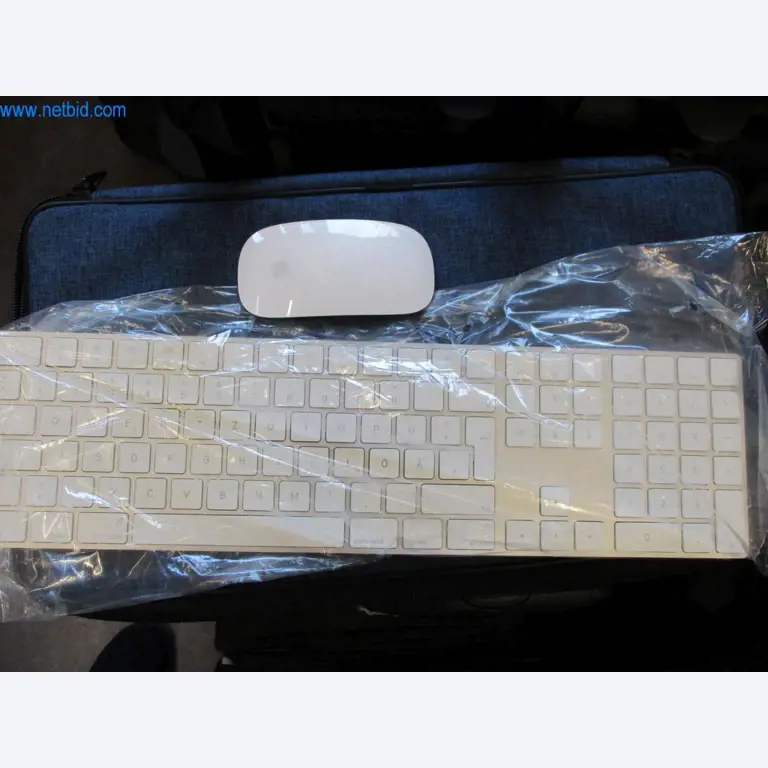 Mobiliário de escritório bem conservado, equipamento informático e óculos 3D (MS Hololens 2)-2