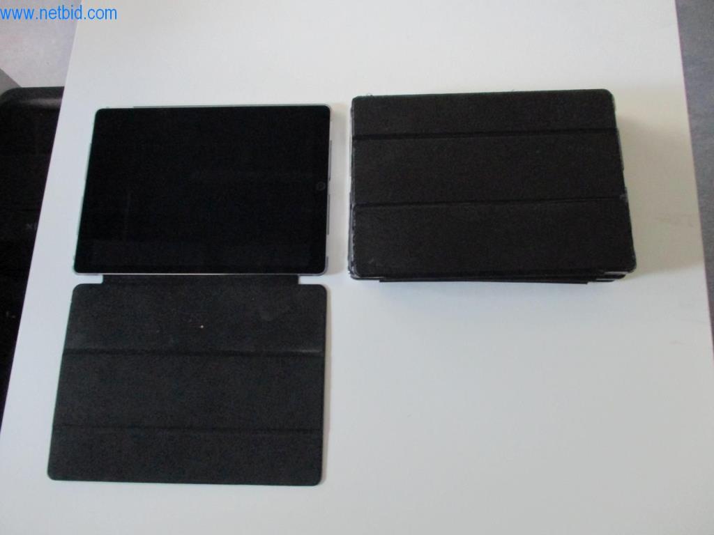 Mobiliario de oficina en buen estado, equipos informáticos y gafas 3D (MS Hololens 2)-1