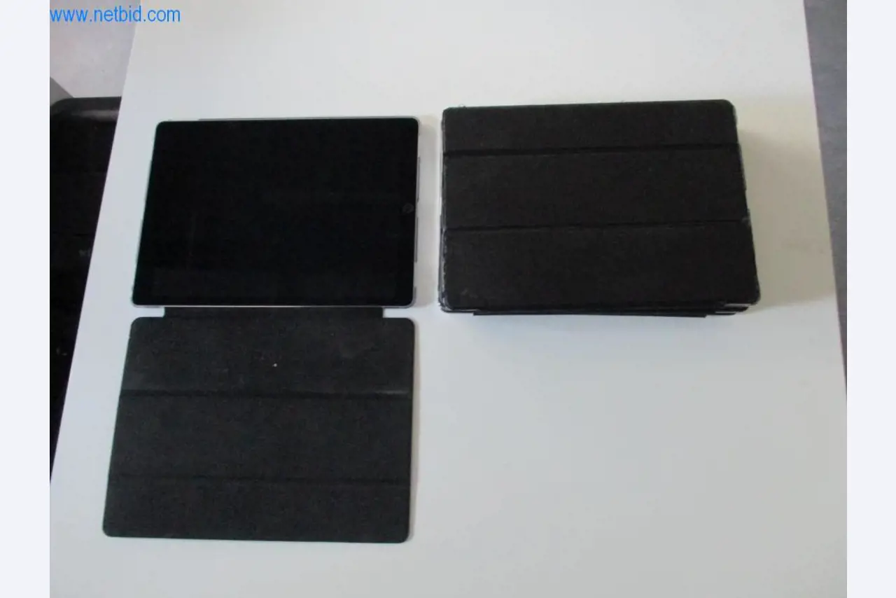 Mobiliário de escritório bem conservado, equipamento informático e óculos 3D (MS Hololens 2)-1