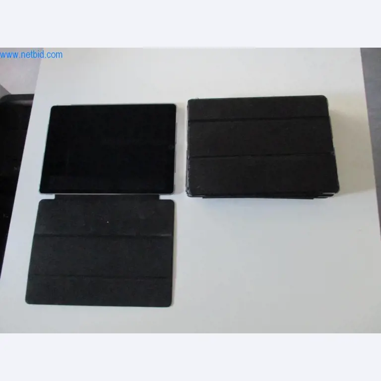 Mobiliário de escritório bem conservado, equipamento informático e óculos 3D (MS Hololens 2)-1