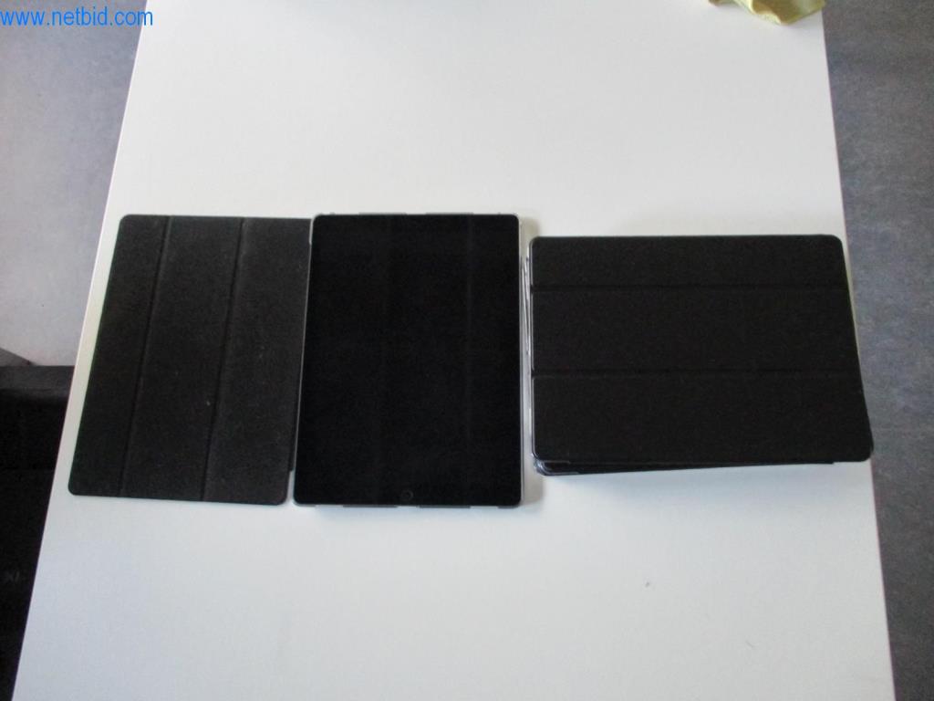 Dobro vzdrževano pisarniško pohištvo, oprema IT in 3D očala (MS Hololens 2)-1