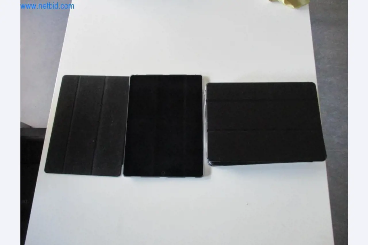 Mobiliário de escritório bem conservado, equipamento informático e óculos 3D (MS Hololens 2)-1