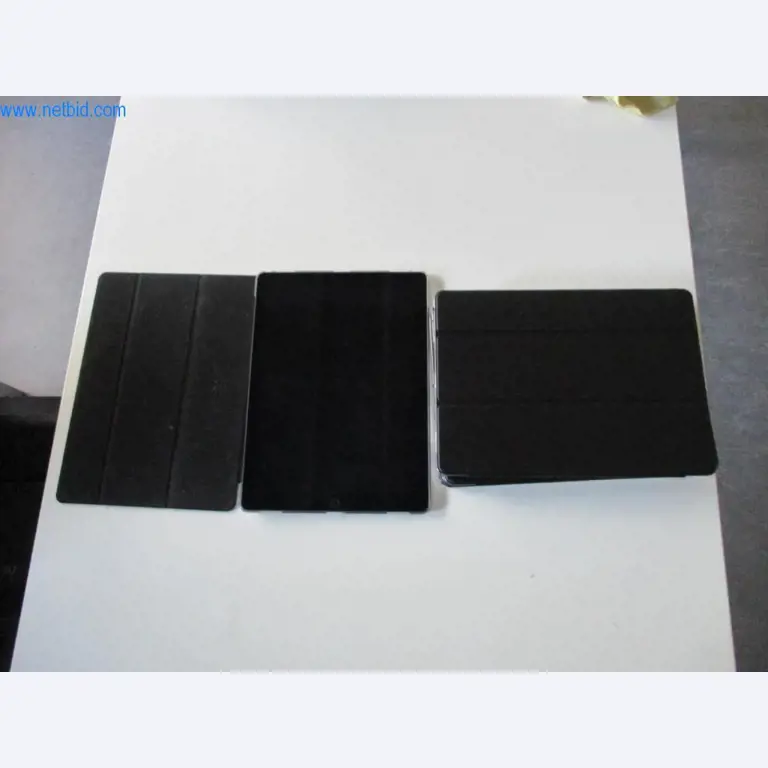 Mobiliário de escritório bem conservado, equipamento informático e óculos 3D (MS Hololens 2)-1