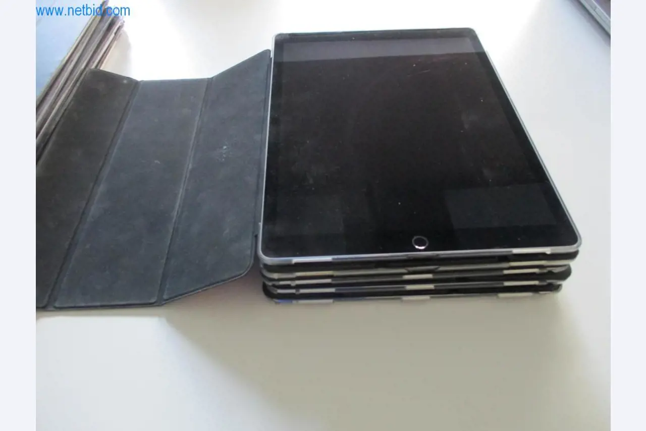 Mobiliário de escritório bem conservado, equipamento informático e óculos 3D (MS Hololens 2)-1