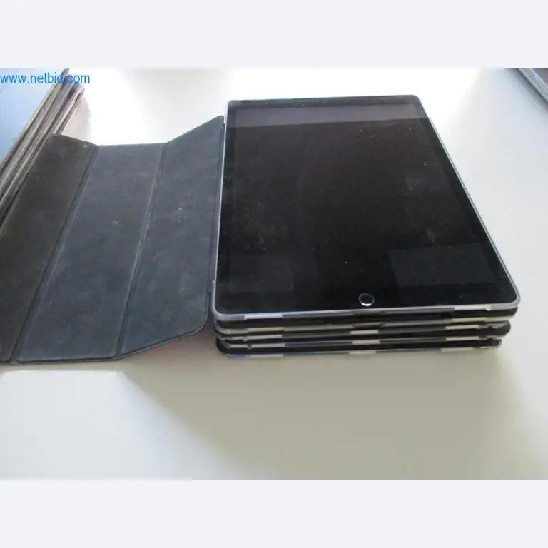 Mobiliário de escritório bem conservado, equipamento informático e óculos 3D (MS Hololens 2)-1