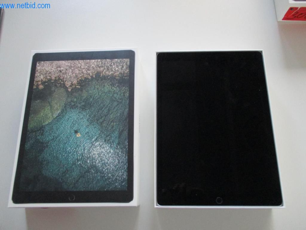 Mobilier de bureau soigné, équipements informatiques et lunettes 3D (MS Hololens 2)-1